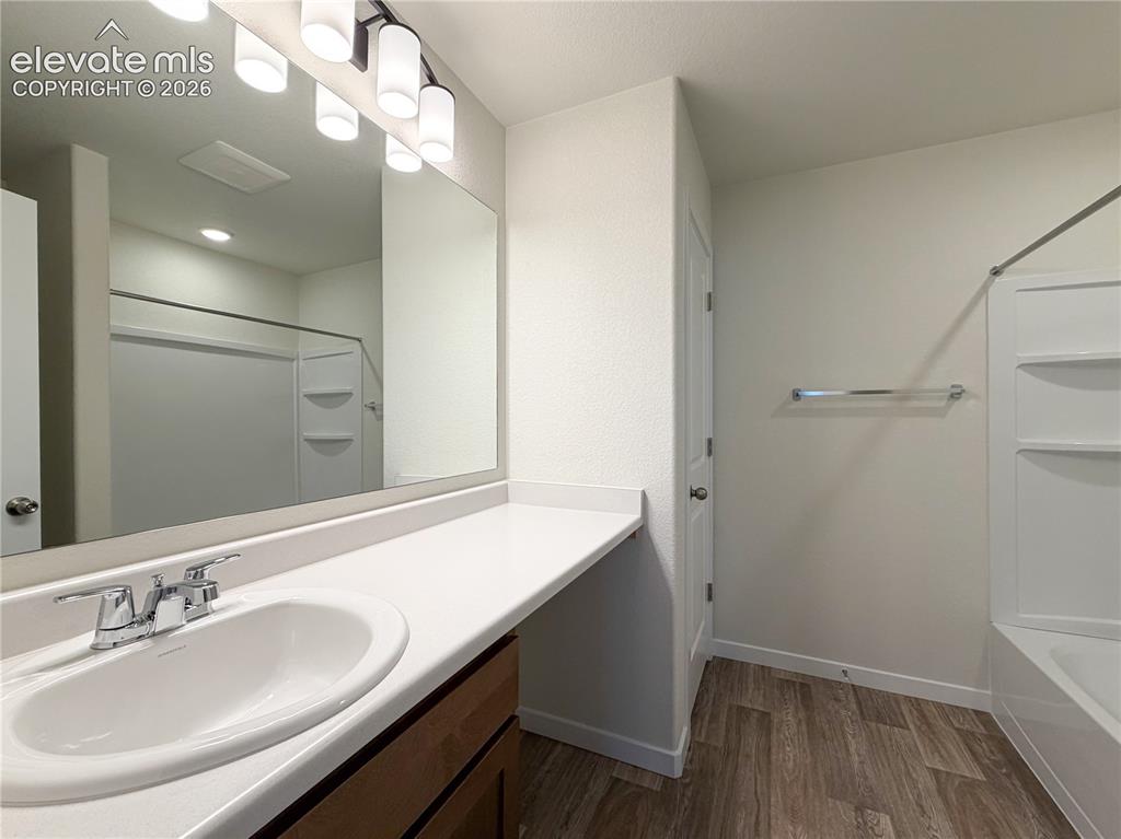 Image 19 of 32: Bathroom