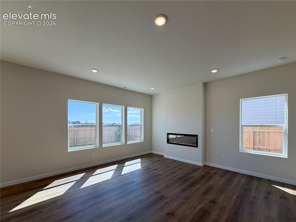 Image 5 of 32: Living Room