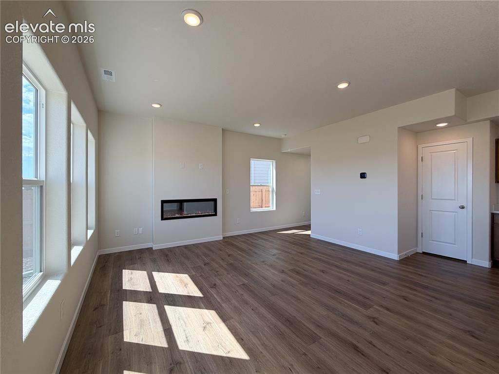 Image 6 of 32: Living Room