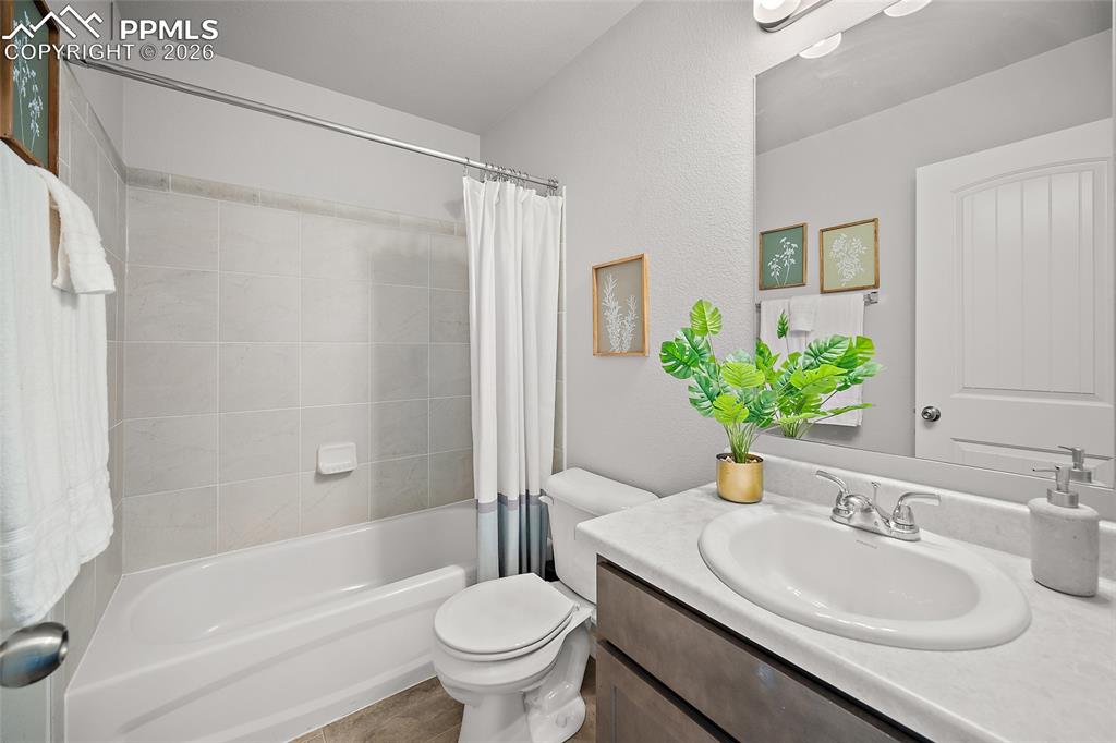 Image 25 of 44: Bathroom