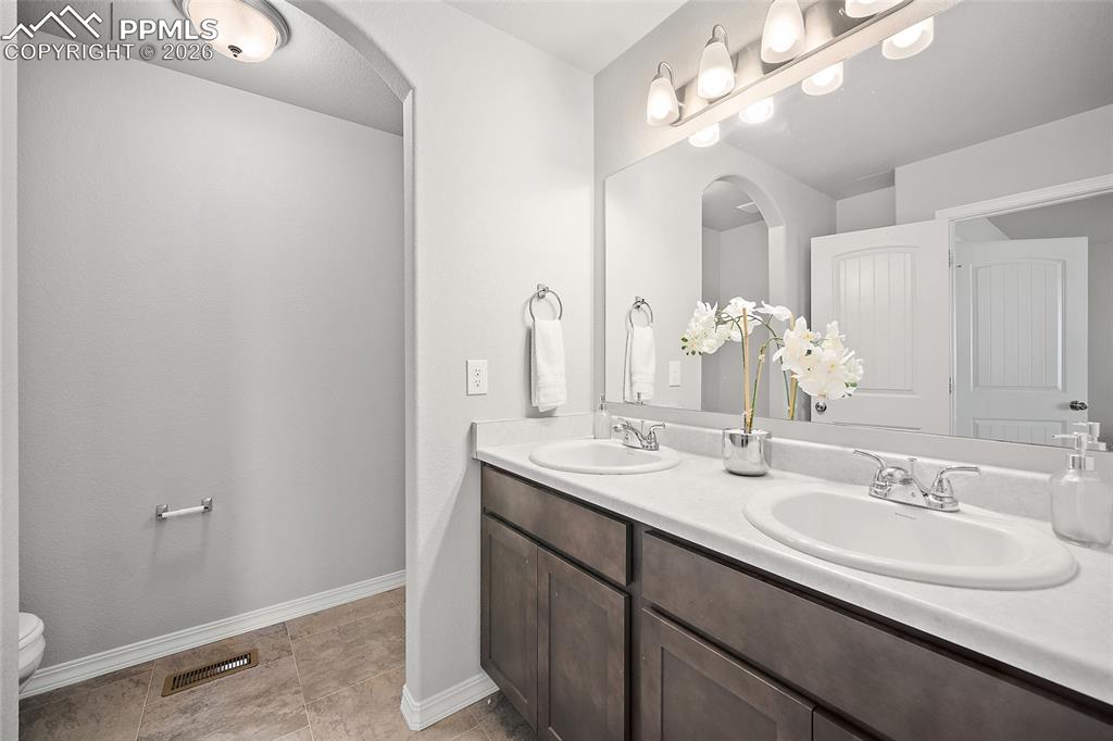 Image 30 of 44: Bathroom