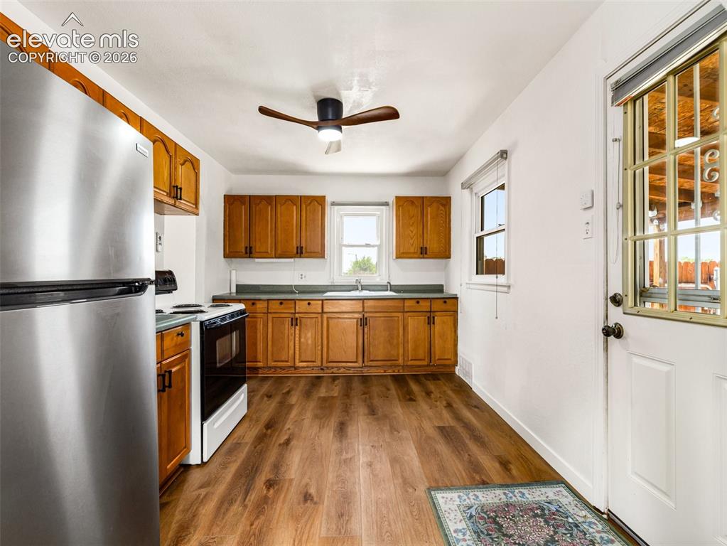 Image 13 of 37: Kitchen