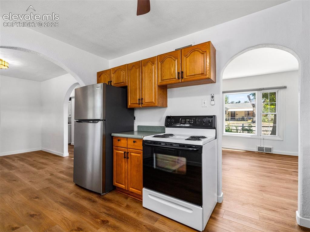 Image 15 of 37: Kitchen