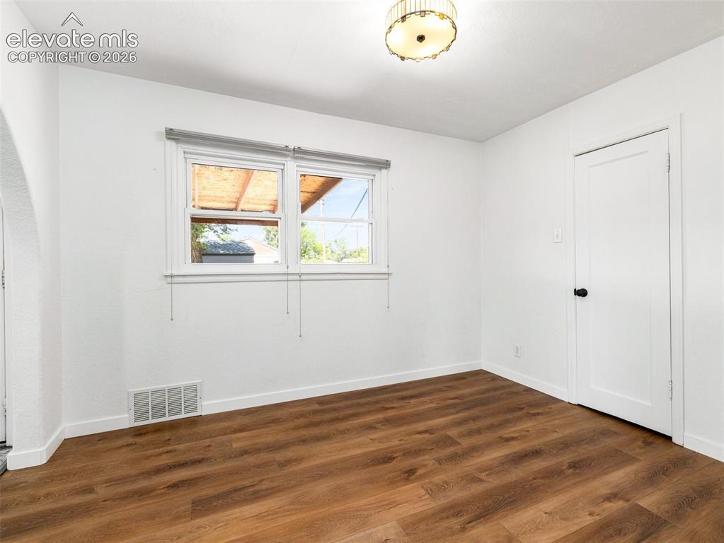 Image 18 of 37: Dining Room
