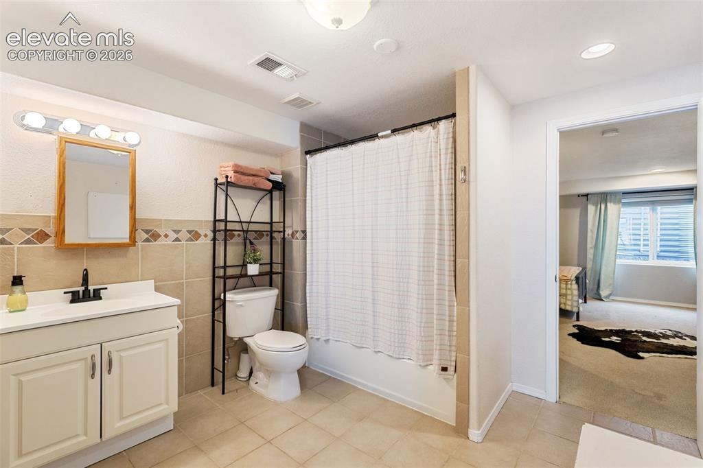 Image 24 of 29: Bathroom