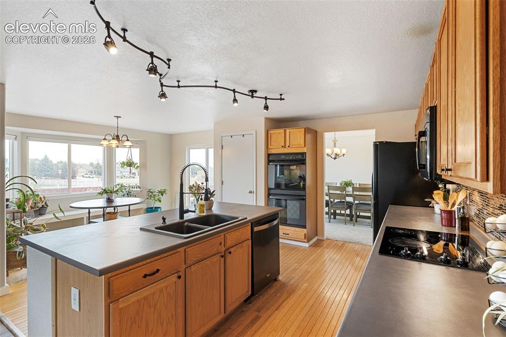 Image 6 of 29: Kitchen
