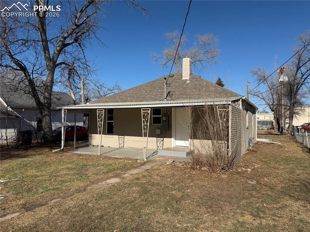 Image 12 of 14: Bedroom