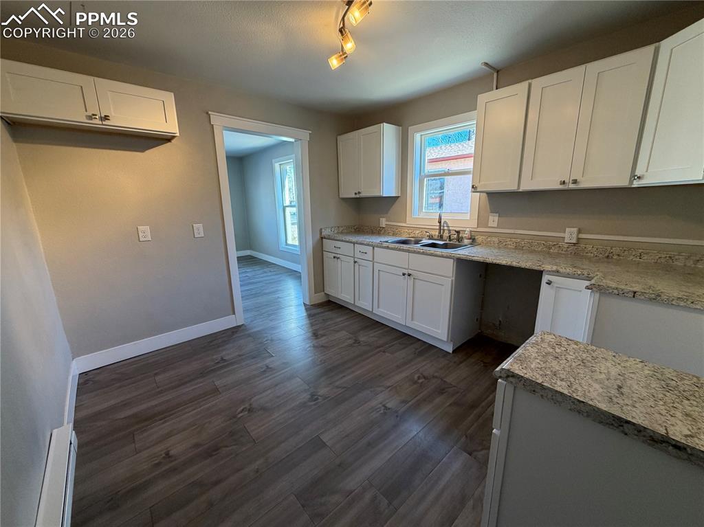 Image 7 of 14: Kitchen