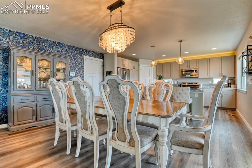 Image 11 of 50: Dining Area