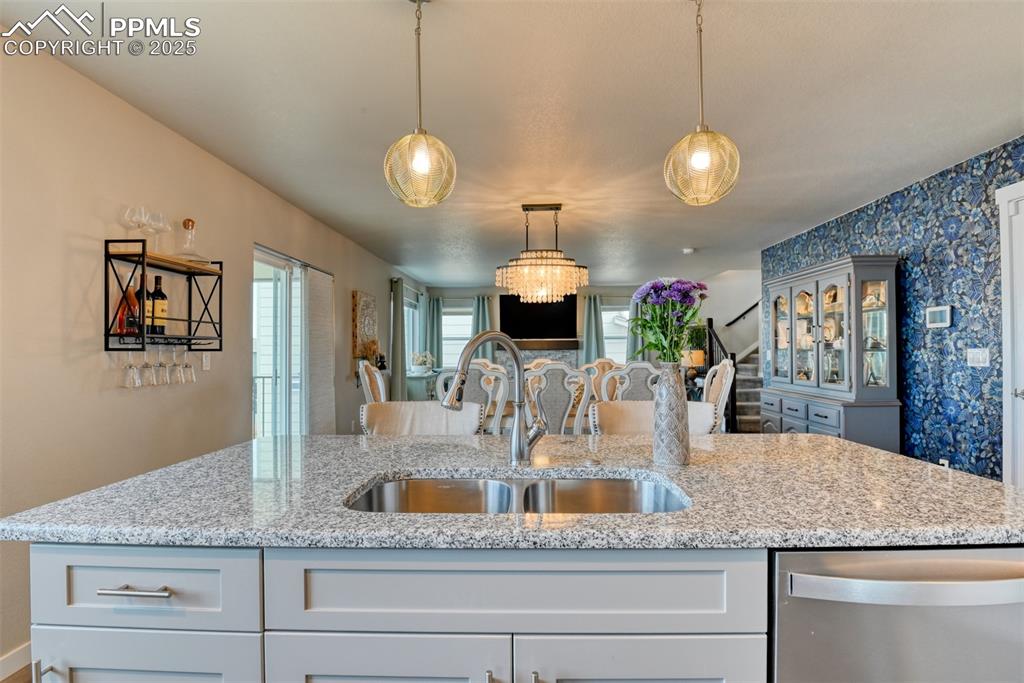 Image 18 of 50: Kitchen