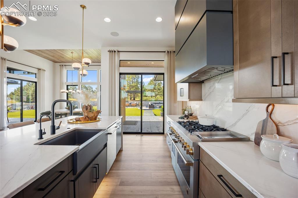 Image 12 of 50: Kitchen