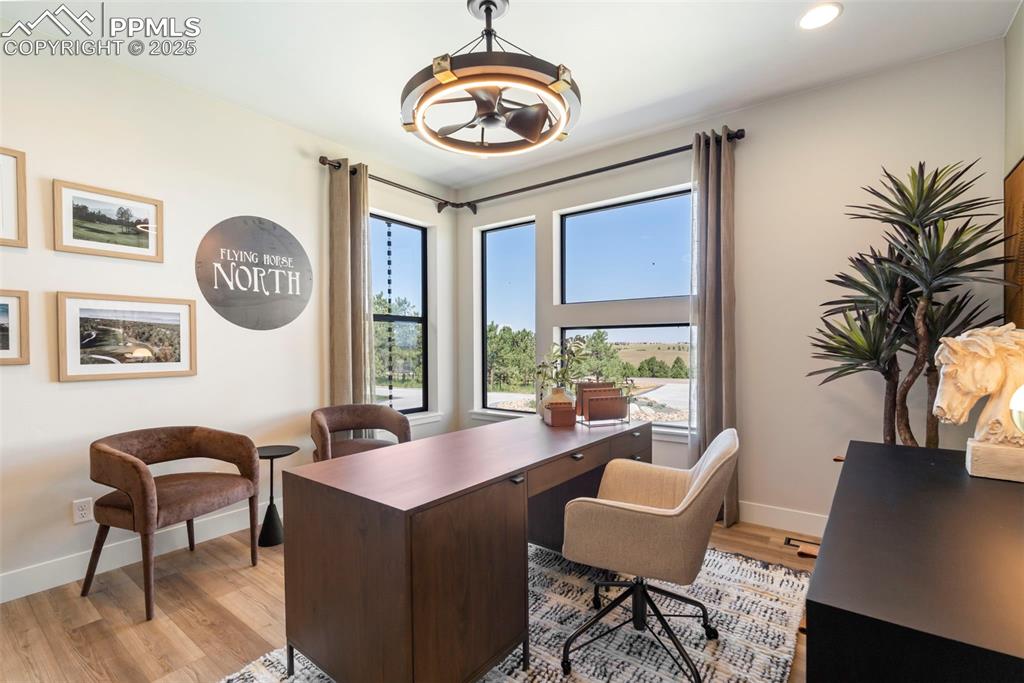 Image 26 of 50: Office