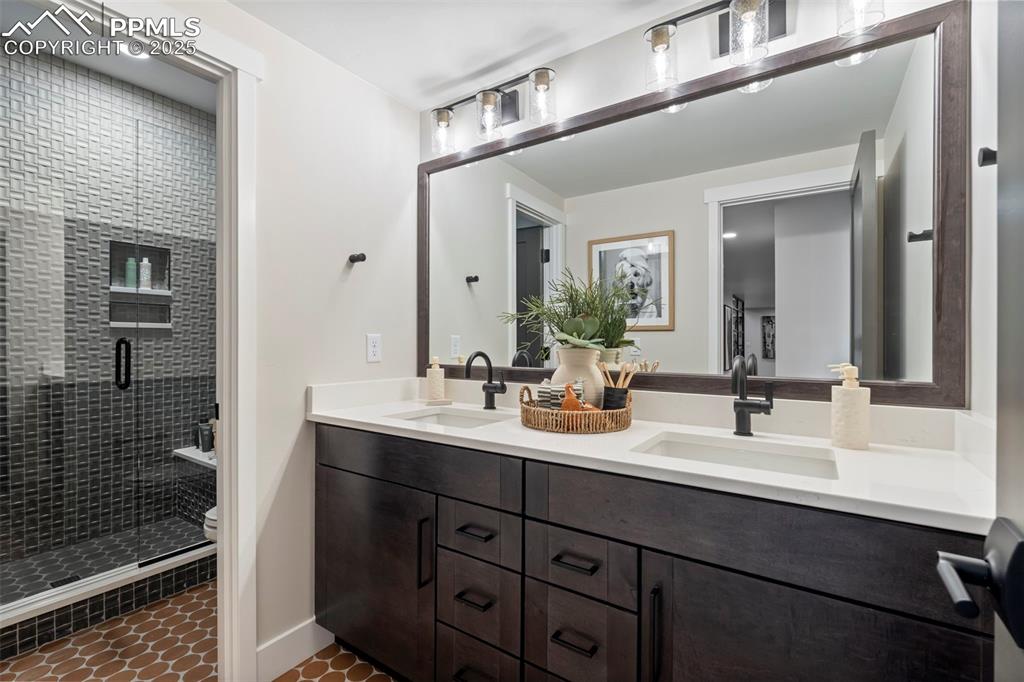 Image 33 of 50: Bathroom