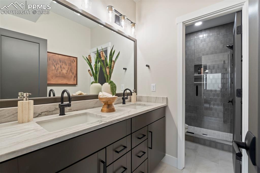 Image 36 of 50: Bathroom