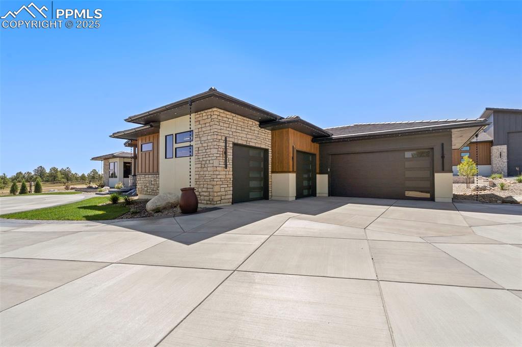 Image 37 of 50: 4 car garage.