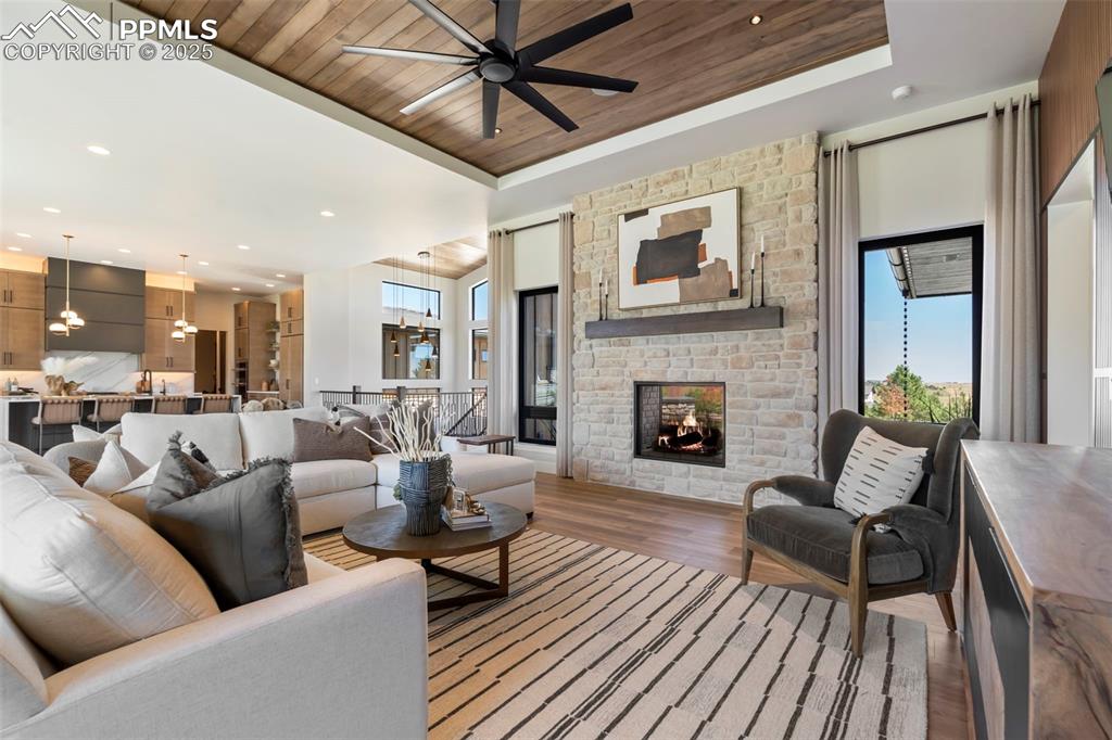 Image 7 of 50: Living Room