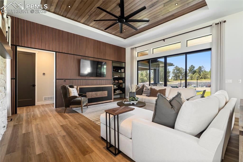 Image 8 of 50: Living Room