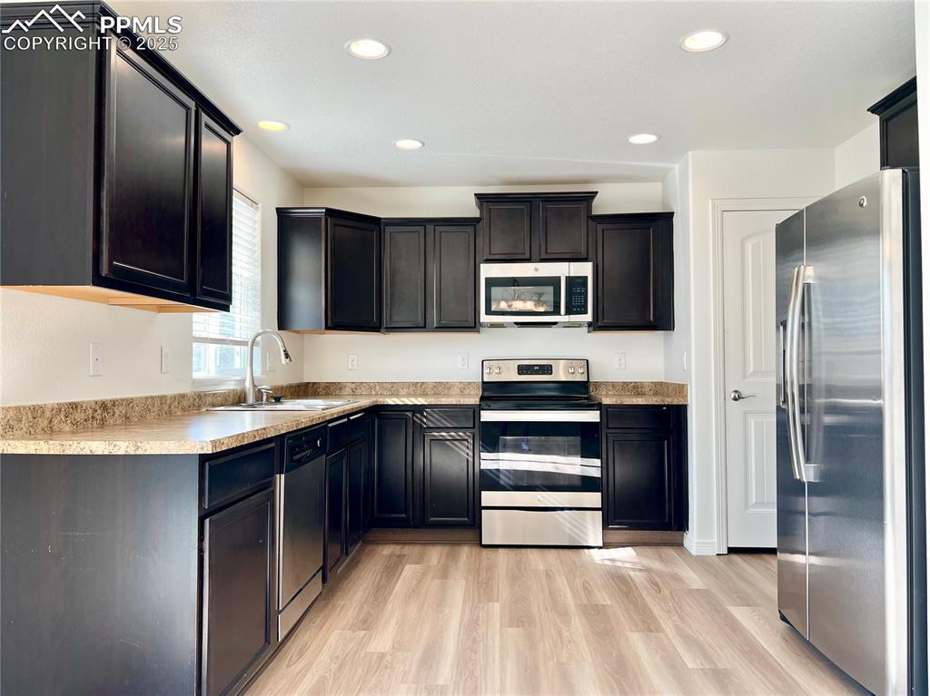 Image 10 of 45: Kitchen