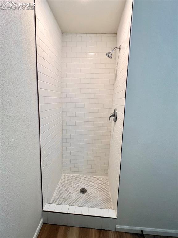 Image 40 of 45: Shower