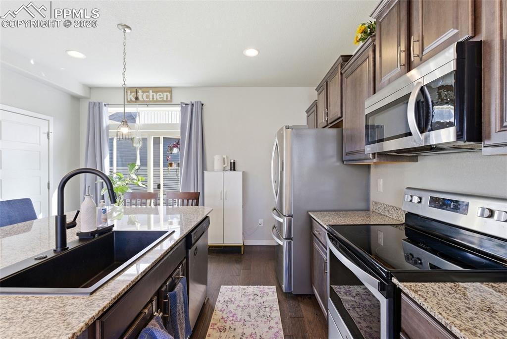 Image 13 of 50: Kitchen