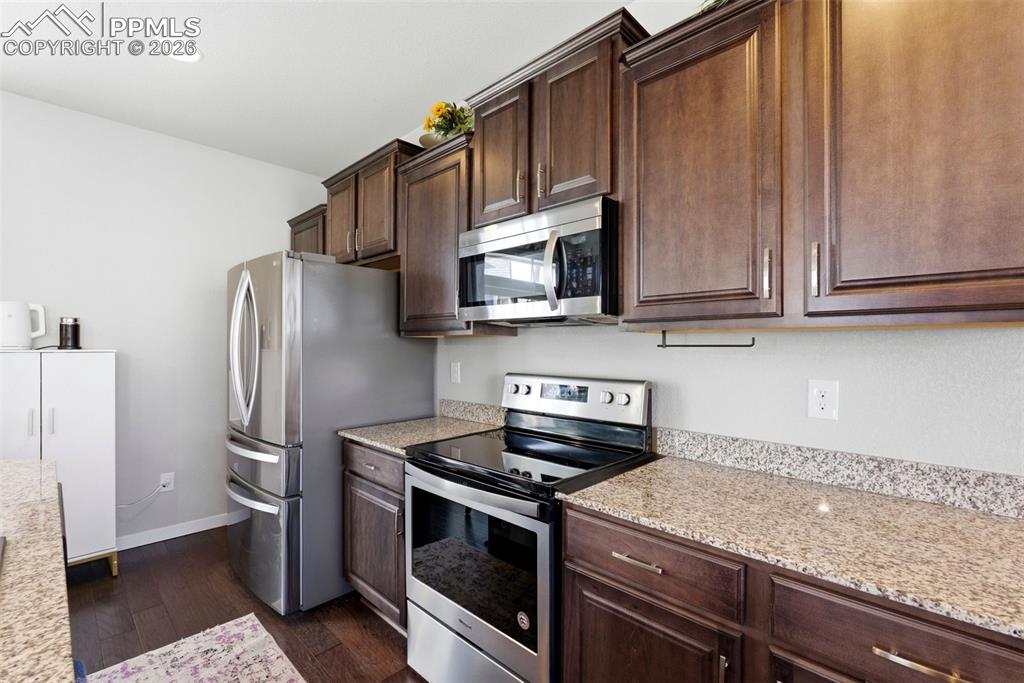 Image 14 of 50: Kitchen