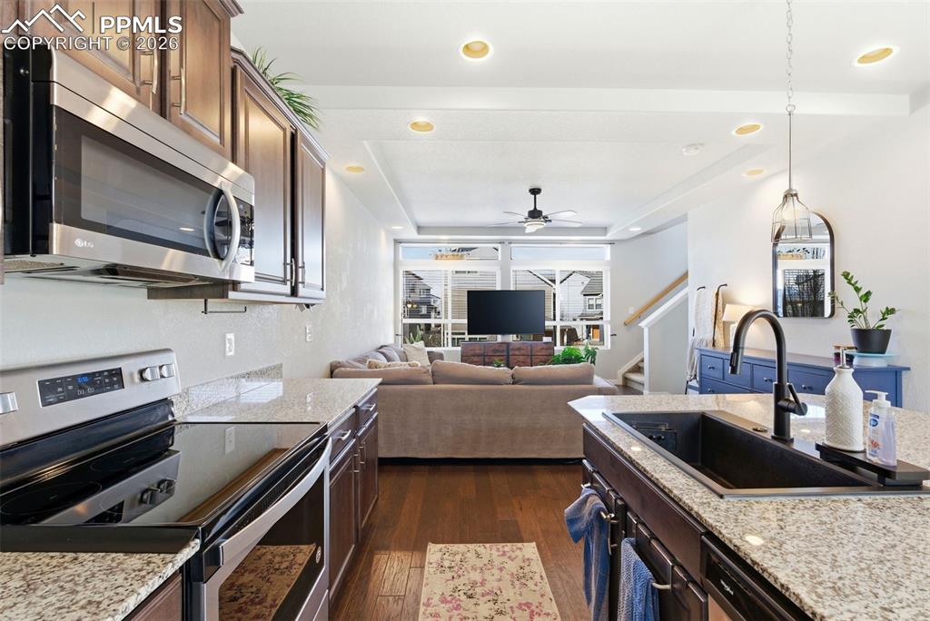 Image 15 of 50: Kitchen