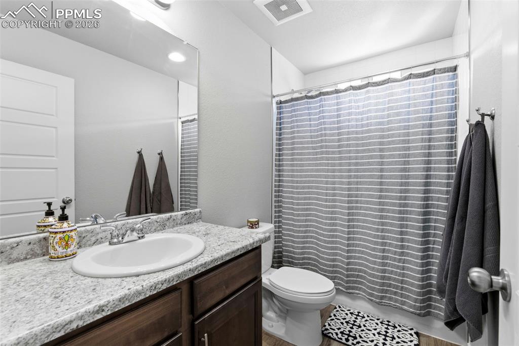 Image 29 of 50: Bathroom