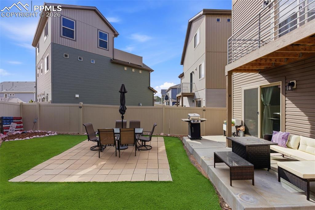 Image 41 of 50: Yard