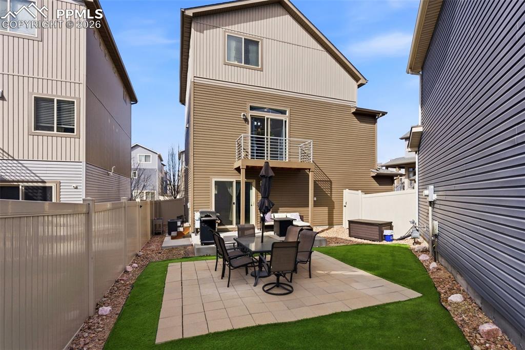 Image 42 of 50: Yard