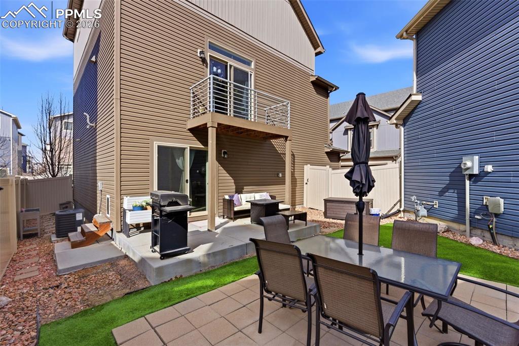 Image 43 of 50: Yard