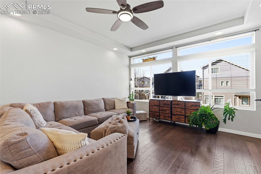 Image 7 of 50: Living Room