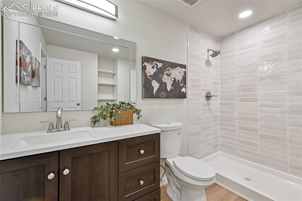 Image 36 of 48: Bathroom