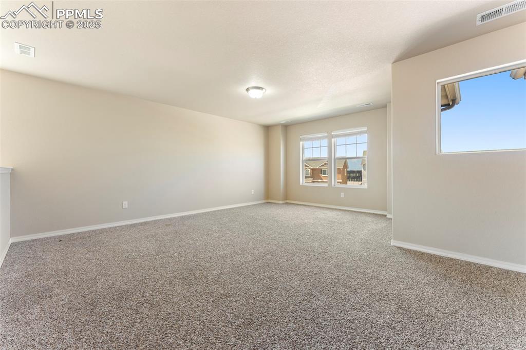 Image 12 of 32: Large and bright loft with mountain views