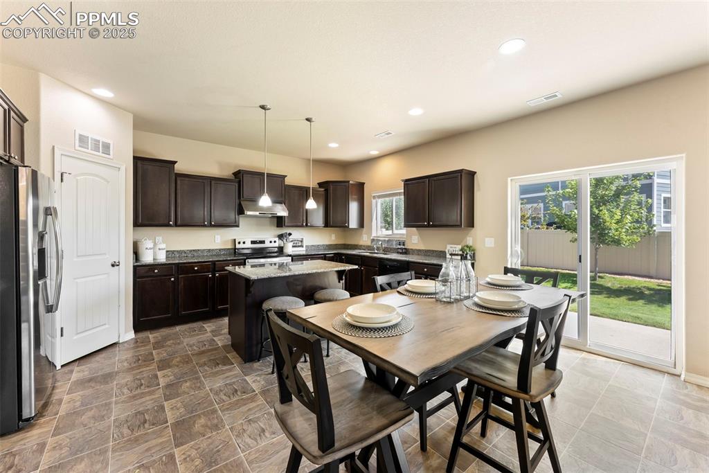 Image 8 of 32: Kitchen