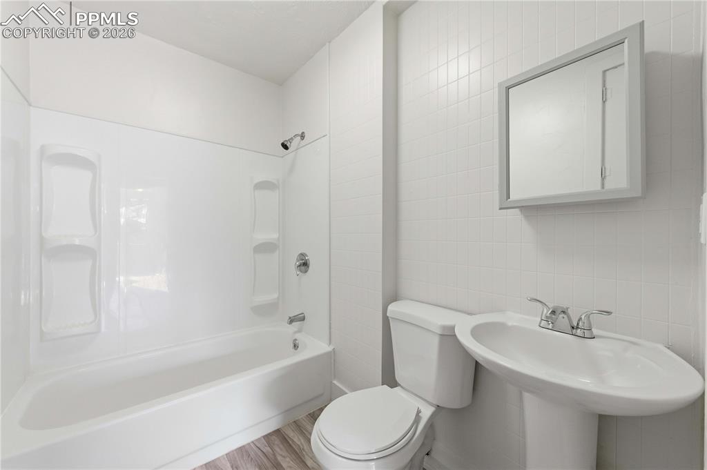 Image 17 of 42: Bathroom