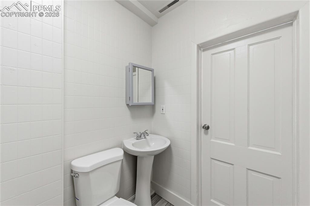 Image 18 of 42: Bathroom