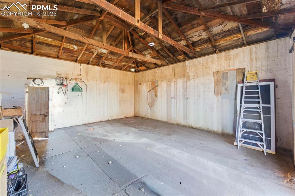 Image 24 of 42: Garage