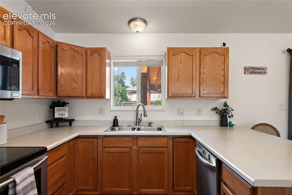 Image 9 of 31: Kitchen
