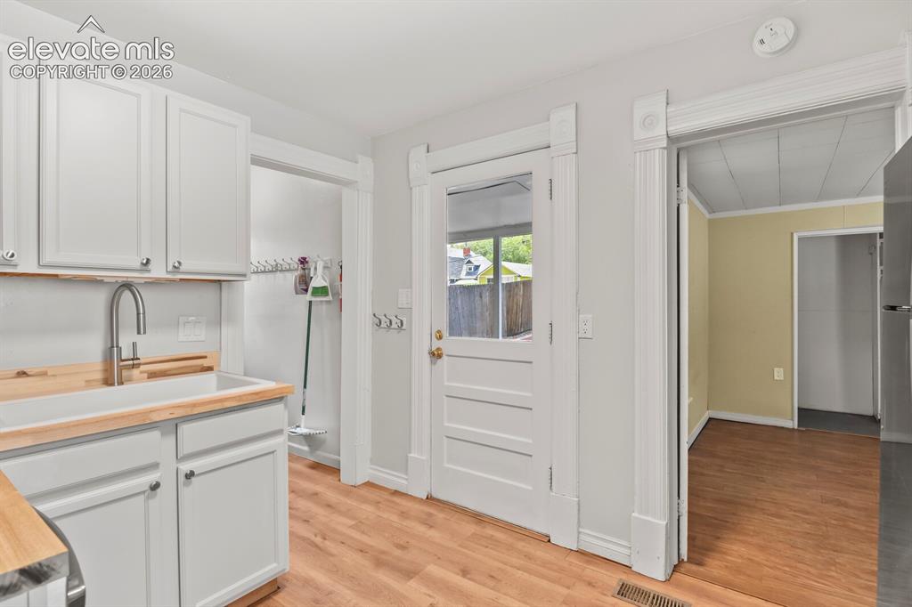 Image 10 of 26: Kitchen
