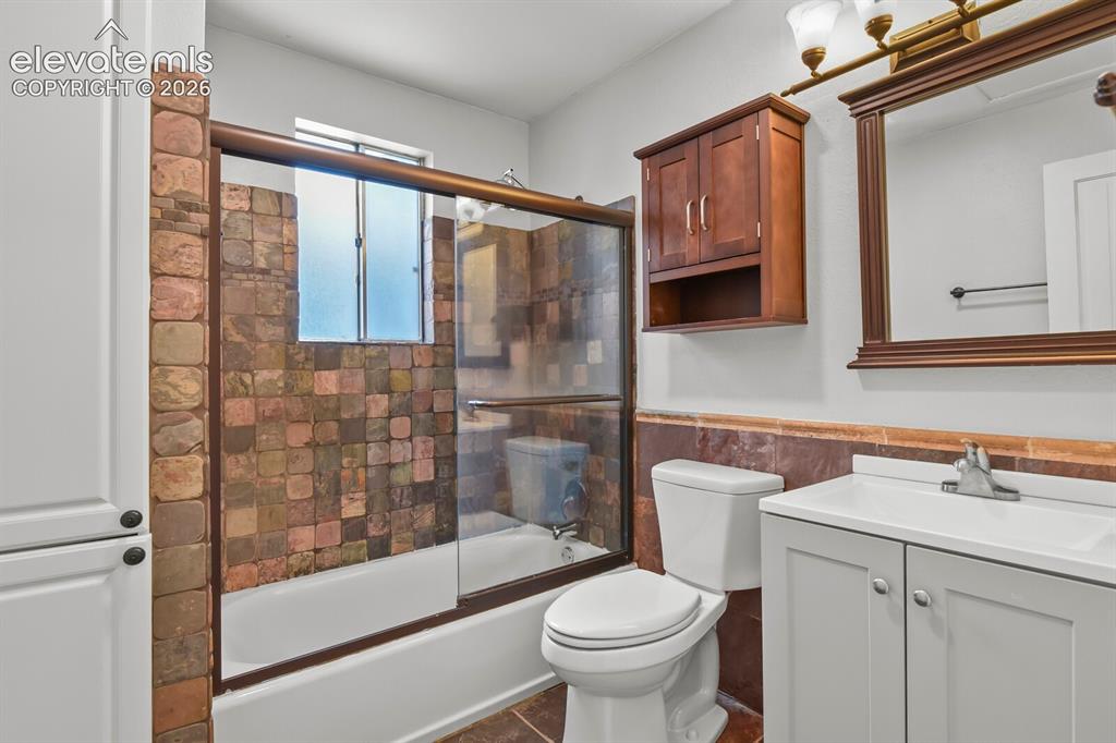 Image 13 of 26: Bathroom