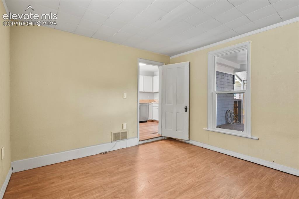 Image 16 of 26: Bedroom