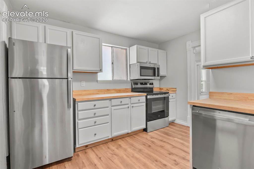 Image 7 of 26: Kitchen