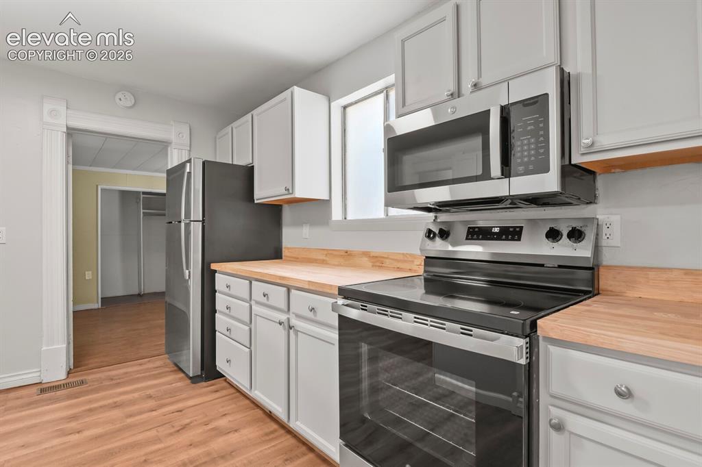 Image 8 of 26: Kitchen
