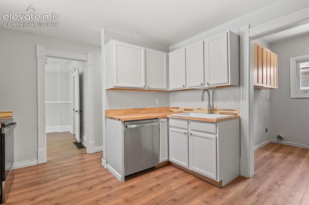Image 9 of 26: Kitchen