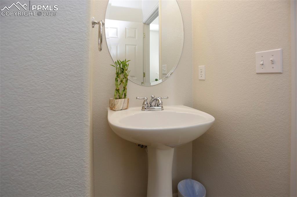 Image 19 of 31: Bathroom