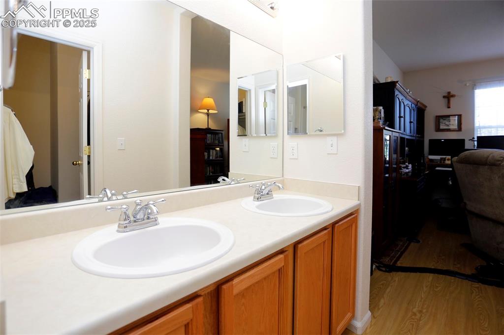 Image 23 of 31: Bathroom