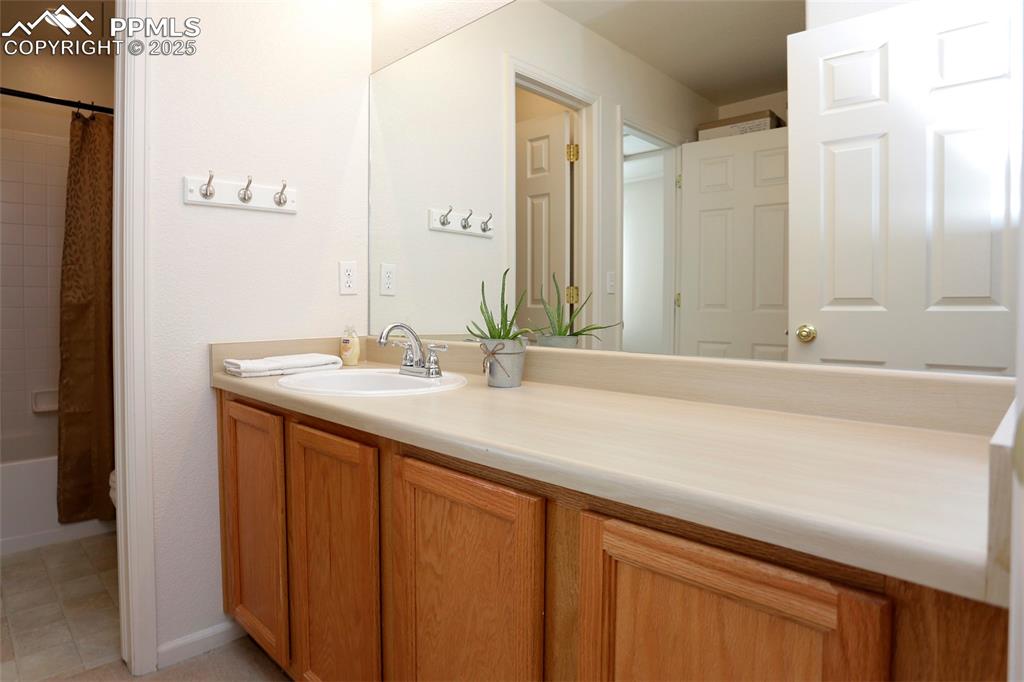 Image 28 of 31: Bathroom