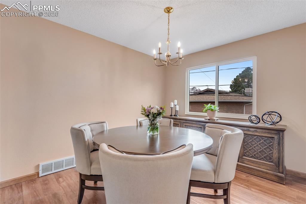 Image 14 of 34: Dining Area