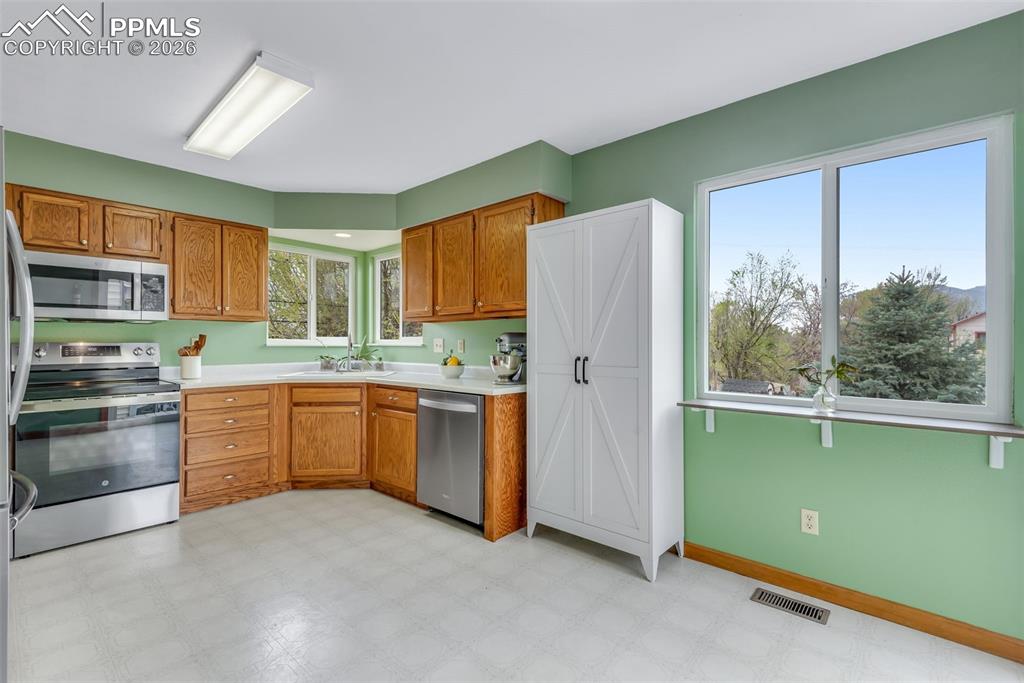 Image 15 of 34: Kitchen