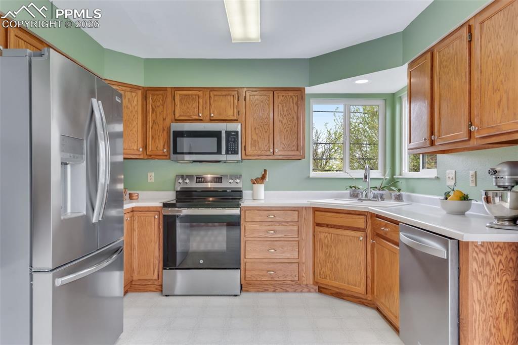 Image 16 of 34: Kitchen